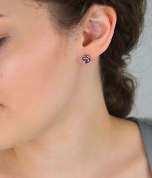 Kolczyki damskie srebrne próby 925, owalne z fioletową cyrkonią. Wymiary 6 x 8 mm, waga 2,03 g, zapięcie na sztyft. Eleganckie i uniwersalne – idealne na prezent! (3).JPG